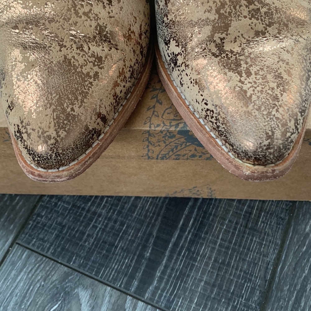 Free People SLOANE Ankle Bootie Boot Gold 37 Soft Leather - Picture 7 of 9